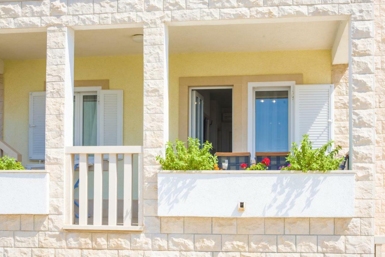 Eni Apartments Bol Exterior foto